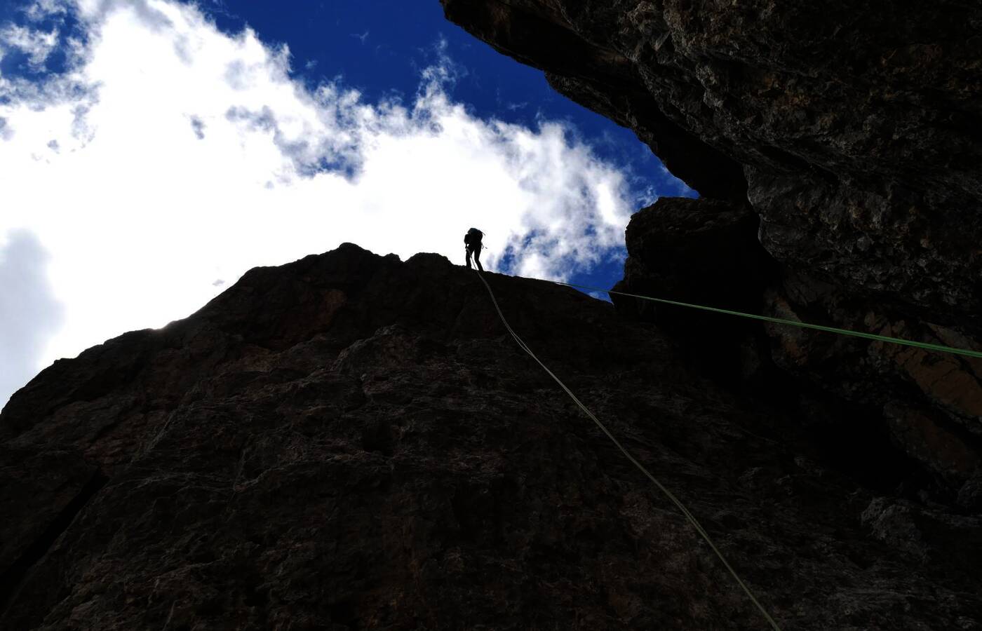 Von der Halle in den Fels